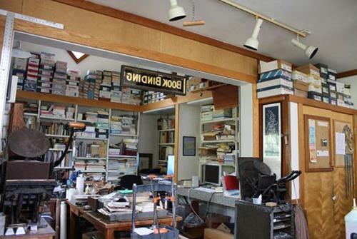 图书装订角位于文学屋充满了纸张和书籍和古董字母印刷机